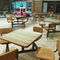 Orangeville Mall - The happening food court... Yet, no restaurants..?