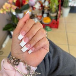 Le Monde Nails - Acrylic French Tip