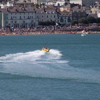 Llandudno Promenade - Crowds on the promenade and beach - Landmarks & Historical Buildings Near Me