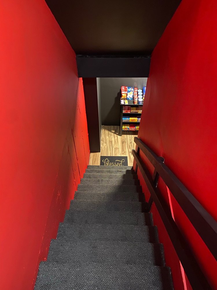 Slide of Everybody Knows Elliot Handyman Services