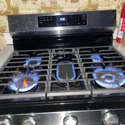 Nice Appliance - Stove Top has 4 different size burners and a large long burner in the middle