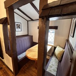The Flealess Hound - Cozy pub nook