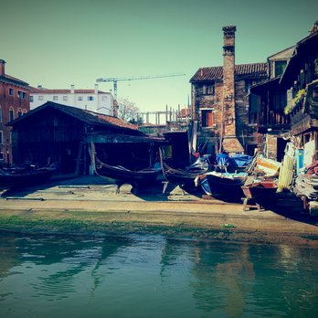 Cantinone Già Schiavi - There is a gondola shipyard a short walk down towards the open waters (in front of  Osteria Al Squero) - Wine Bars Near Me - Venezia, VE