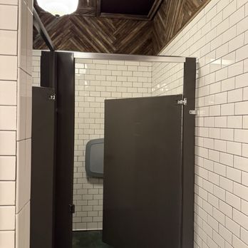 Lincoln & Wicker - Woman's bathroom - Comfort Food Near Me - Schererville, Indiana
