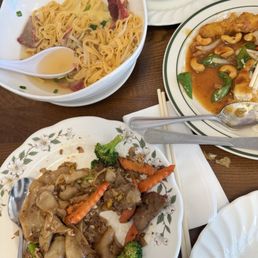 Pad see eww Smile crispy chicken with rice BBQ Pork & Wonton Yellow Noodle Soup Pad see eww Smile crispy chicken with rice BBQ Pork & Wonton Yellow Noodle Soup