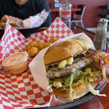 RJ Grill - Mac n Cheese Burger with tots - Breakfast & Brunch Near Me - Bountiful, Utah RJ Grill - Mac n Cheese Burger with tots - Breakfast & Brunch Near Me - Bountiful, Utah