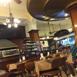 Real Confitería - Su típico ovni en el medio del salón.