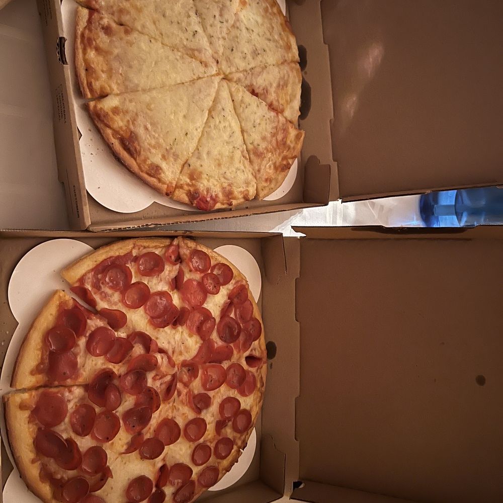 Poor People's Pub - Large cheese and pepperoni pizza - American Near Me - Sanbornville, New Hampshire Poor People's Pub - Large cheese and pepperoni pizza - American Near Me - Sanbornville, New Hampshire