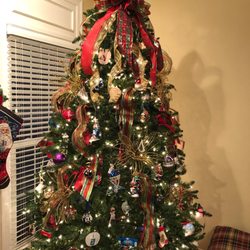 Charlene's Collectibles - Xmas Tree with beautiful topper and ribbon sashes from Charlene's!