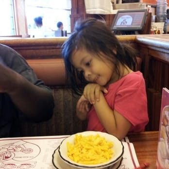 Anna Miller's - Ladylove with her mac and cheese - Bakeries Near Me - Aiea, Hawaii
