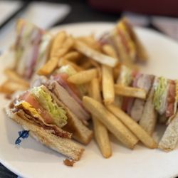 EAT Bistro - Club sandwich