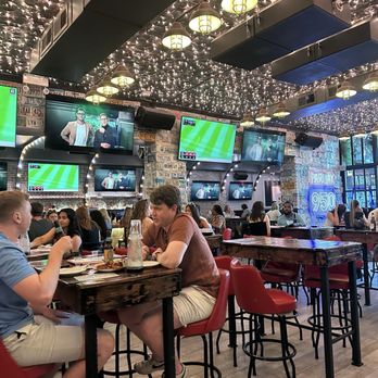 Parlay Lincoln Park - Interior - Sports Bars Near Me - Chicago, Illinois