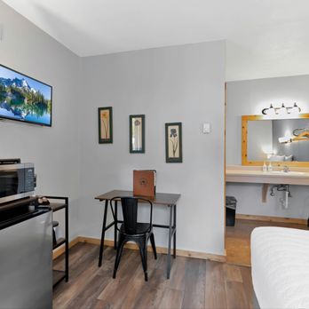 Timber Ridge Lodge - Solo Traveler Dream. Desk, queen bed, Wifi, concierge, A/C, refrigerator, microwave, steps from Ouray Hot Springs and downtown Ouray - Hotels Near Me - Ouray, Colorado Timber Ridge Lodge - Solo Traveler Dream. Desk, queen bed, Wifi, concierge, A/C, refrigerator, microwave, steps from Ouray Hot Springs and downtown Ouray - Hotels Near Me - Ouray, Colorado