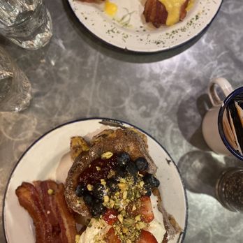 Drury 188-189 - French Toast with streaky British bacon (bottom picture) and Eggs Drury (top picture) - Breakfast & Brunch Near Me - London, XGL