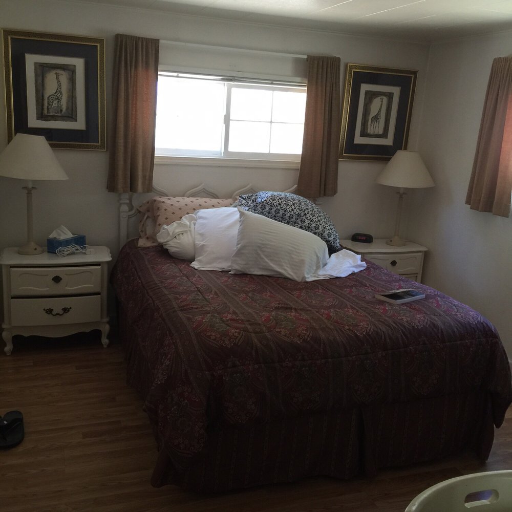 Bella Rosa Inn - Separate bedroom with two windows! - Hotels Near Me - Grants Pass, Oregon