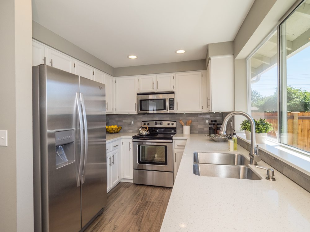 Slide of Estafette Services