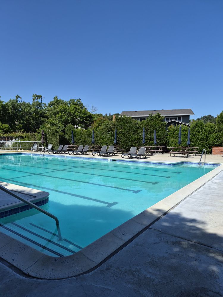Briarhill Cabana Club Logo