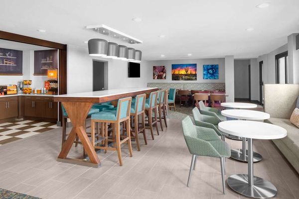 Hampton Inn Phoenix-Biltmore by null