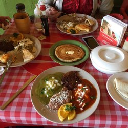 El Sazón - Desayunando huevos divorciados, muy ricos.