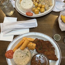 Makondo Restaurant - Milanesa de Pollo Pechuga en Champiñones Arroz (Rice) Papa Criolla (Yellow Potato) Yuca Frita (fried yucca)