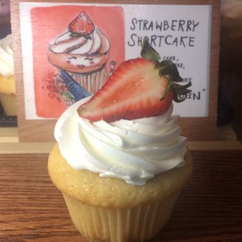 Molly's Cupcakes - Strawberry Shortcake - Desserts Near Me - Chicago, Illinois