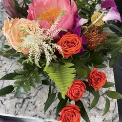 Gussie's Flowers Collectibles & Gifts - Flowers
