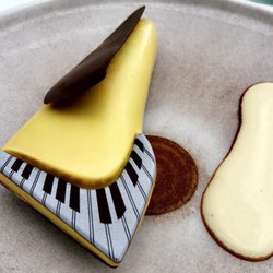 La Pyramide - Piano au chocolat, sorbet noir et or, sauce café grillé