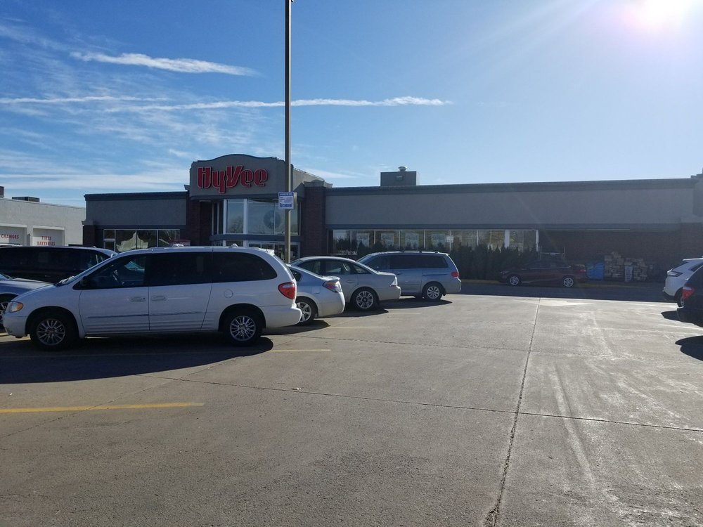 HYVEE WINE & SPIRITS 512 E Oskaloosa St, Pella, Iowa Beer, Wine