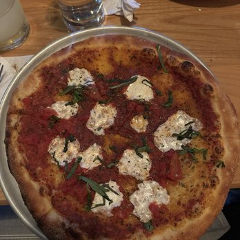 The Bench - margarita pizza - Pizza Near Me - Stowe, Vermont