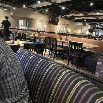 BJ's Restaurant & Brewhouse - Numerous empty tables despite having to wait 30 minutes for a table - Pizza Near Me - La Mesa, California