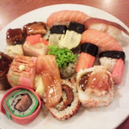 I want me some sushi and maki and omg, This picture is just torture. I want me some sushi and maki and omg, This picture is just torture.