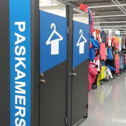 Decathlon - Aparte pashokjes aan het einde van de rij in plaats van achter in de winkel