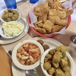 Sandy's Place Restaurant - 揚げたてナマズと、サイドのフライドオクラ、ポテトサラダ、マカロニ&トマト、フライドポテト、ビネガー&オイルのコールスロー等