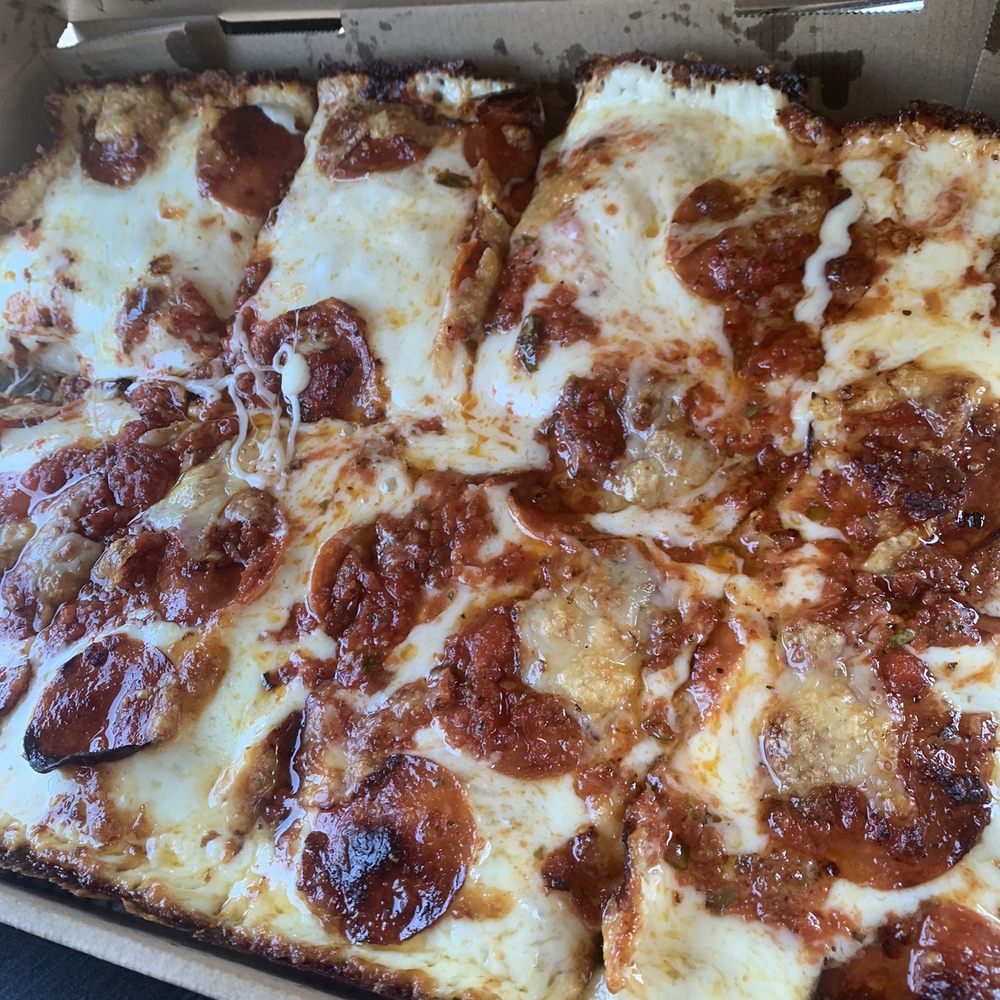 Fuji & Vi's - Classic pizza - Pizza Near Me - Pasadena, California
