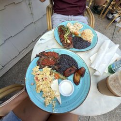 Dos Hermanos Bakery & Cafe - Desayuno chapin y churrasco chapin