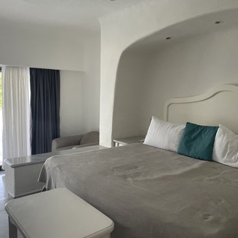 Hotel Las Hadas by Brisas - Clean Rooms - Hotels Near Me - Manzanillo, COL