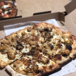 Roasted cauliflower pizza Roasted cauliflower pizza