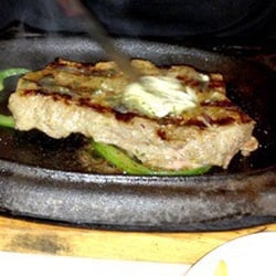 Hellas - Rumpsteak 250 g auf dem heißen Eisen mit Kräuterbutter
