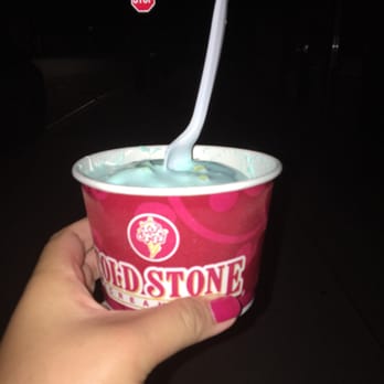 Cold Stone Creamery - This was a medium cup where is the rest of my ice cream? He just wanted to rush people out - Ice Cream & Frozen Yogurt Near Me - Flushing, New York