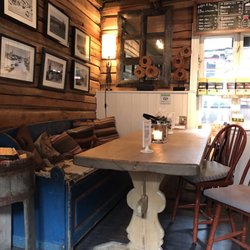Frøyas Hus i Aalengården Ellen E Thoen - Charming and varied furniture and interior throughout the cafe sets the mood