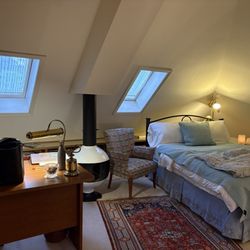 Purple House Bed & Breakfast - Comfortable bed, lovely linens, big desk