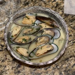 Calabria Pizza - Mussels in Garlic White Wine Sauce