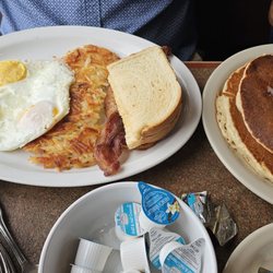 Ellie's at the Airport - B52 breakfast with GIGANTIC pancakes!