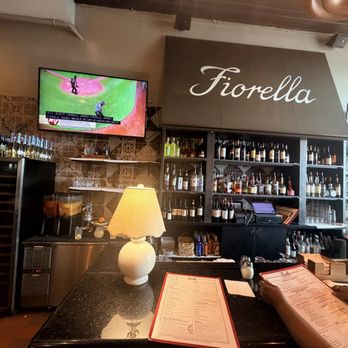 Fiorella's Italian Kitchen - Bar area - Pizza Near Me - Oxon Hill, Maryland