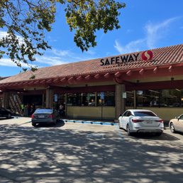Exterior outside entrance of Safeway - 9/20/22 Exterior, entrance. Other door closed and locked with NO sign! - San Leandro, California Exterior outside entrance of Safeway - 9/20/22 Exterior, entrance. Other door closed and locked with NO sign! - San Leandro, California