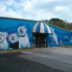 Barney's Pet World - Front of the store.