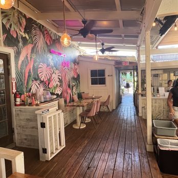 Belle Surf Cafe & Lounge - Inside - Cafes Near Me - Paia, Hawaii Belle Surf Cafe & Lounge - Inside - Cafes Near Me - Paia, Hawaii