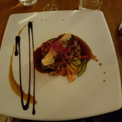Cypern - Grillad oxfilé med tryffelsås, vitlöksrostade grönsaker, parmesanflarn och rödbetsgroddar.