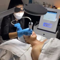 Aldhea Skin - Ultrasound of OxyGeneO infuse nutrients. Increases the blood circulation in the treatment area and shrinks pores.