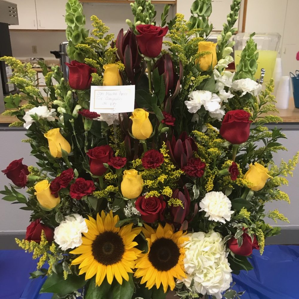 Flower arrangement for the dad of a friend and co-worker. Flower arrangement for the dad of a friend and co-worker.